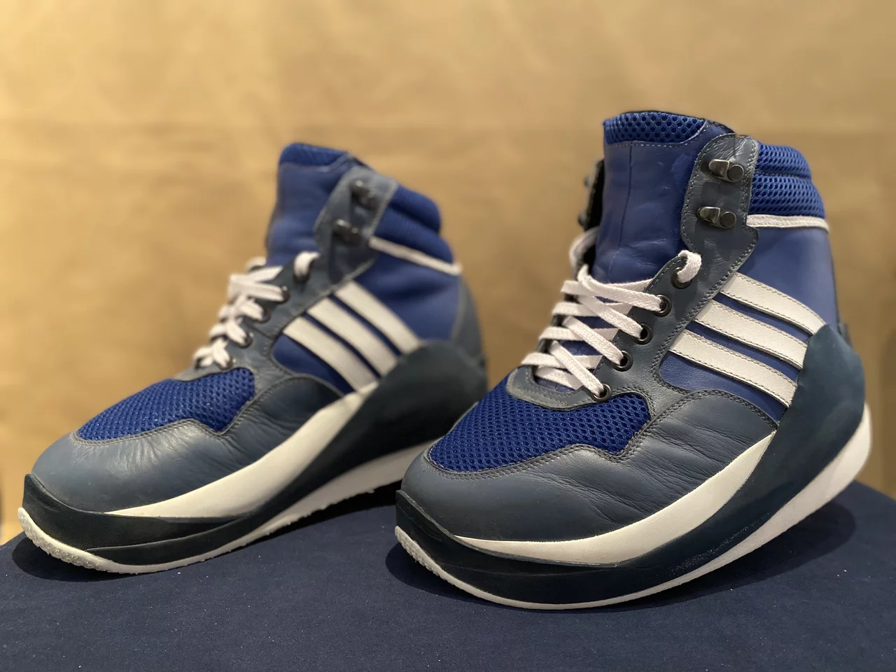 Abgebildet ist ein individuell hergestelltes Paar Schuhe mit blauen Farbelementen.